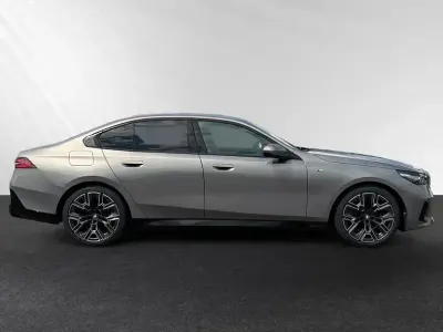 Gebraucht BMW 520 M Sport 197 PS (144 kW) 2025 Oxidgrau metallic Limousine