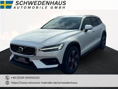 Weiß Gebraucht 2025 Volvo V60 CC Ultimate Kombi | 42.900 € (Superpreis)