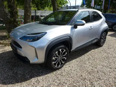 Neu Toyota Yaris Cross Style 131 PS (96 kW) 2026 Silber SUV