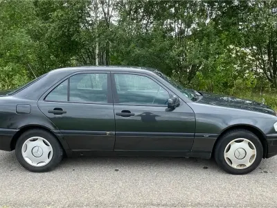 Gebraucht Mercedes C180 122 PS (89 kW) 1996 Schwarz Limousine