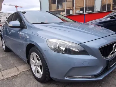 Gebraucht Volvo V40 Kinetic 152 PS (111 kW) 2017 Blau Limousine