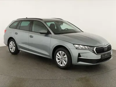 Neu Skoda Octavia Selection 150 PS (110 kW) 2026 Smokey diamond silve Kombi