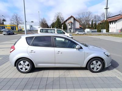 Gebraucht Kia Ceed 80 PS (58 kW) 2009 Silber Kleinwagen