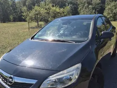 Gebraucht Opel Astra Edition 140 PS (102 kW) 2012 Schwarz Limousine