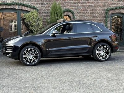 Tiefschwarzmetallic Gebraucht 2015 Porsche Macan Turbo SUV | 34.790 € (Teuer)