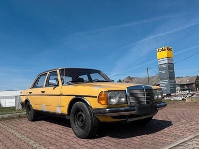 Usata Mercedes 240 72 CV (52 kW) 1981 Giallo Berlina
