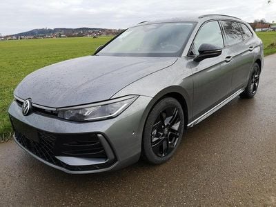 Diabasgrau metallic Neu 2025 VW Passat R-line Kombi | 46.670 € (Superpreis)