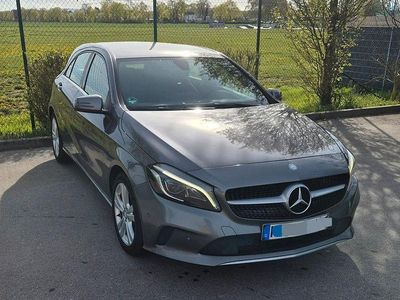 Gebraucht Mercedes A180 122 PS (89 kW) 2016 Silber Limousine