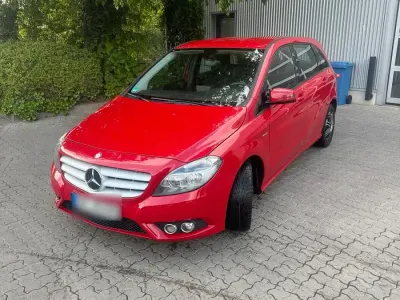 Gebraucht Mercedes B180 122 PS (89 kW) 2012 Rot Van / Kleinbus