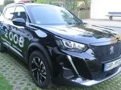 Gebraucht Peugeot e-2008 Allure 100 kW (136 PS) 2023 Schwarz SUV