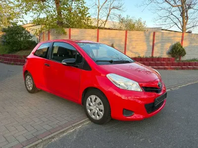 Gebraucht Toyota Yaris Life 69 PS (50 kW) 2012 Vulcanrot Kleinwagen