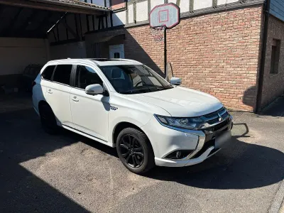 Gebraucht Mitsubishi Outlander P-HEV 121 PS (88 kW) 2016 Weiß SUV
