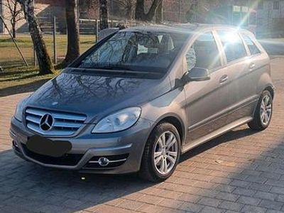 Beige Gebraucht 2010 Mercedes 200 Kleinwagen | 3.500 €