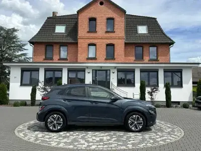 Gebraucht Hyundai Kona Trend 100 kW (136 PS) 2022 Teal blue / met SUV