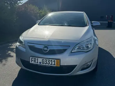 Gebraucht Opel Astra Sport 140 PS (102 kW) 2012 Silber Limousine