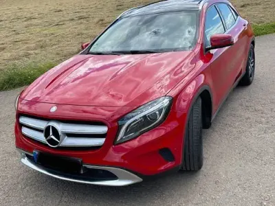 Gebraucht Mercedes GLA200 Urban 156 PS (114 kW) 2014 Rot SUV