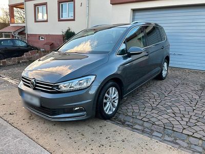 Grau Gebraucht 2018 VW Touran Highline Van / Kleinbus | 23.600 € (Etwas zu teuer)