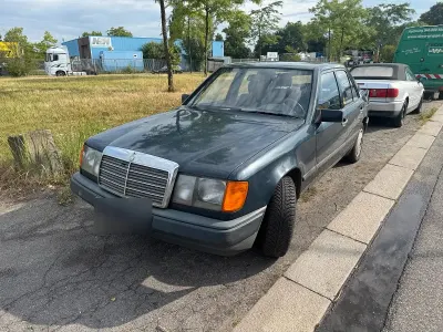 Gebraucht Mercedes E300 109 PS (80 kW) 1988 Blau Limousine
