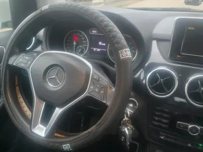 Gebraucht Mercedes B180 109 PS (80 kW) 2012 Weiß Kleinwagen
