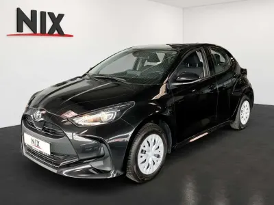 Gebraucht Toyota Yaris Basis 72 PS (52 kW) 2023 Mysticschwarz mica Kleinwagen