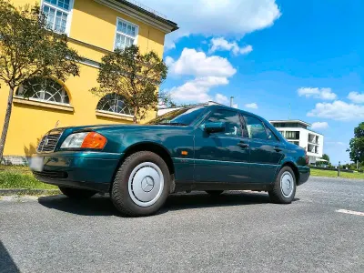 Gebraucht Mercedes C180 Elegance 122 PS (89 kW) 1996 Grün Limousine
