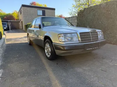 Gebraucht Mercedes 250 95 PS (69 kW) 1990 Silber Limousine
