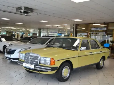 Gebraucht Mercedes 230 109 PS (80 kW) 1977 Mimosagelb (618u) Limousine