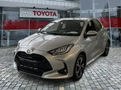 Ny Toyota Yaris Hybrid 116 HK (85 kW) 2025 Sølv Sedan