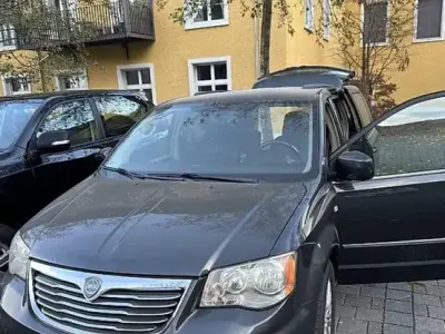 Gebraucht Lancia Voyager 163 PS (119 kW) 2012 Grau Van / Kleinbus