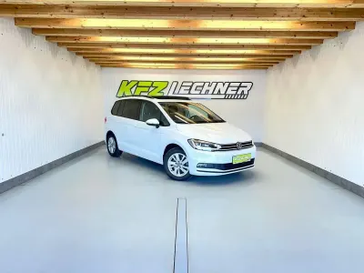 Używany VW Touran R 150 KM (110 kW) 2023 Biały Minivan