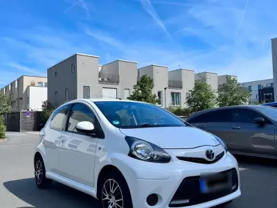 Gebraucht Toyota Aygo 68 PS (50 kW) 2013 Weiß Kleinwagen