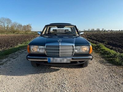 Second-hand Mercedes E230 136 CP (100 kW) 1984 Berlinǎ