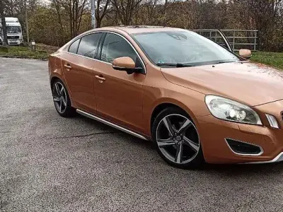 Gebraucht Volvo S60 Kinetic 305 PS (224 kW) 2011 Orange Limousine