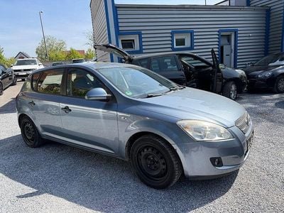 Begagnad Kia Ceed LX 109 HK (80 kW) 2007 Blå Halvkombi