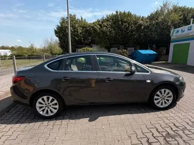 Gebraucht Opel Astra Exklusiv 140 PS (102 kW) 2014 Grau Limousine