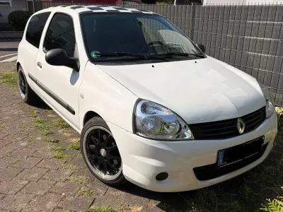 Gebraucht Renault Clio II 75 PS (55 kW) 2011 Weiß Limousine