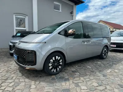 Neu Hyundai Staria Signature 224 PS (164 kW) 2025 Silber Van / Kleinbus