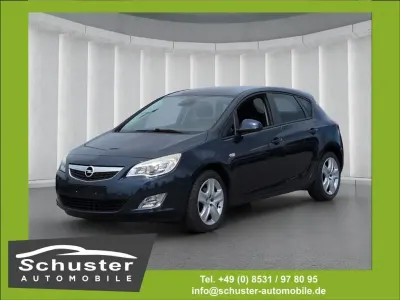 Używany Opel Astra Design Edition 140 KM (102 kW) 2011 Niebieski Sedan/Limuzyna