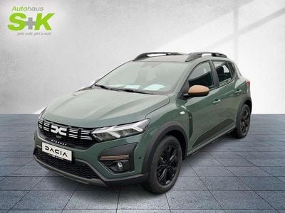 Neu Dacia Sandero Extreme 101 PS (74 kW) 2025 Safarigrüngrau (grau) Kleinwagen