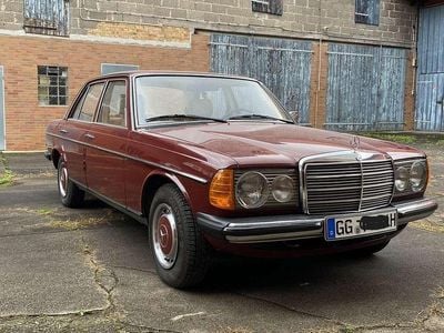 Rot Gebraucht 1982 Mercedes 200 Limousine | 9.700 €
