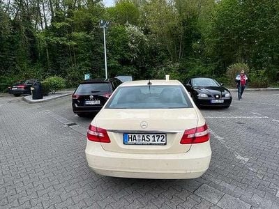 Beige Gebraucht 2012 Mercedes E200 Limousine | 1.890 €