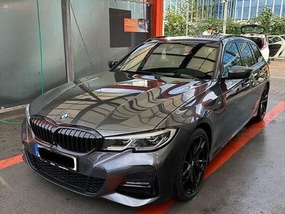 Grau Gebraucht 2020 BMW 320 M Sport Kombi | 32.500 €