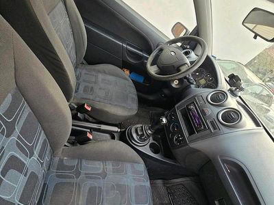 Second-hand Ford Fiesta 75 CP (55 kW) 2006 Albastru Hatchback