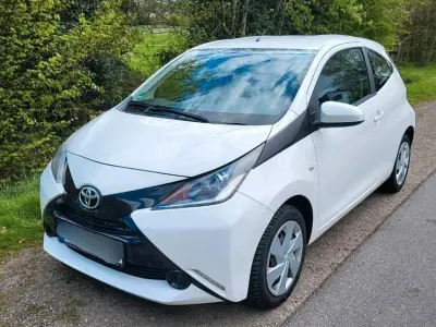 Second-hand Toyota Aygo X-play 69 CP (50 kW) 2014 Alb Hatchback