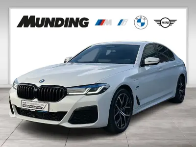 Gebraucht BMW 545e Sport Line 394 PS (289 kW) 2023 Weiß Limousine