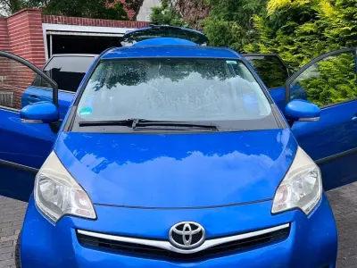 Gebraucht Toyota Verso-S 99 PS (72 kW) 2013 Blau Van / Kleinbus