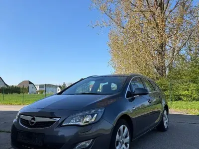 Usado Opel Astra Innovation 140 HP (102 kW) 2011 Cinzento Carrinha