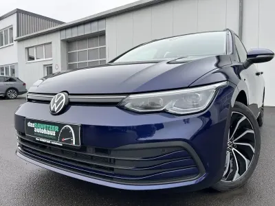Gebraucht VW Golf VIII Life 150 PS (110 kW) 2022 Atlantik blue Kombi