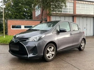 Gebraucht Toyota Yaris Hybrid 74 PS (54 kW) 2015 Grau Kleinwagen
