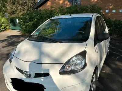 Gebraucht Toyota Aygo 69 PS (50 kW) 2011 Weiß Kleinwagen